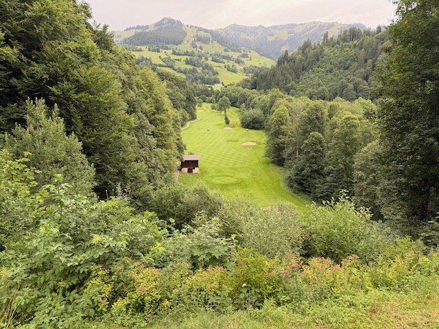 Der Golfplatz Eichenheim in Kitzbühel zählt zu den spektakulärsten und anspruchsvollsten Golfanlagen Österreichs